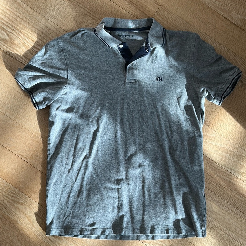 Grey polo men M
Worn twice 
Great condition